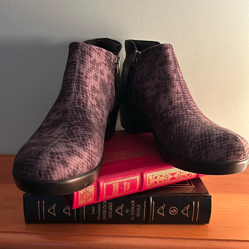 Beautiful Allegria ankle boots, size 38 fits 8-8.5